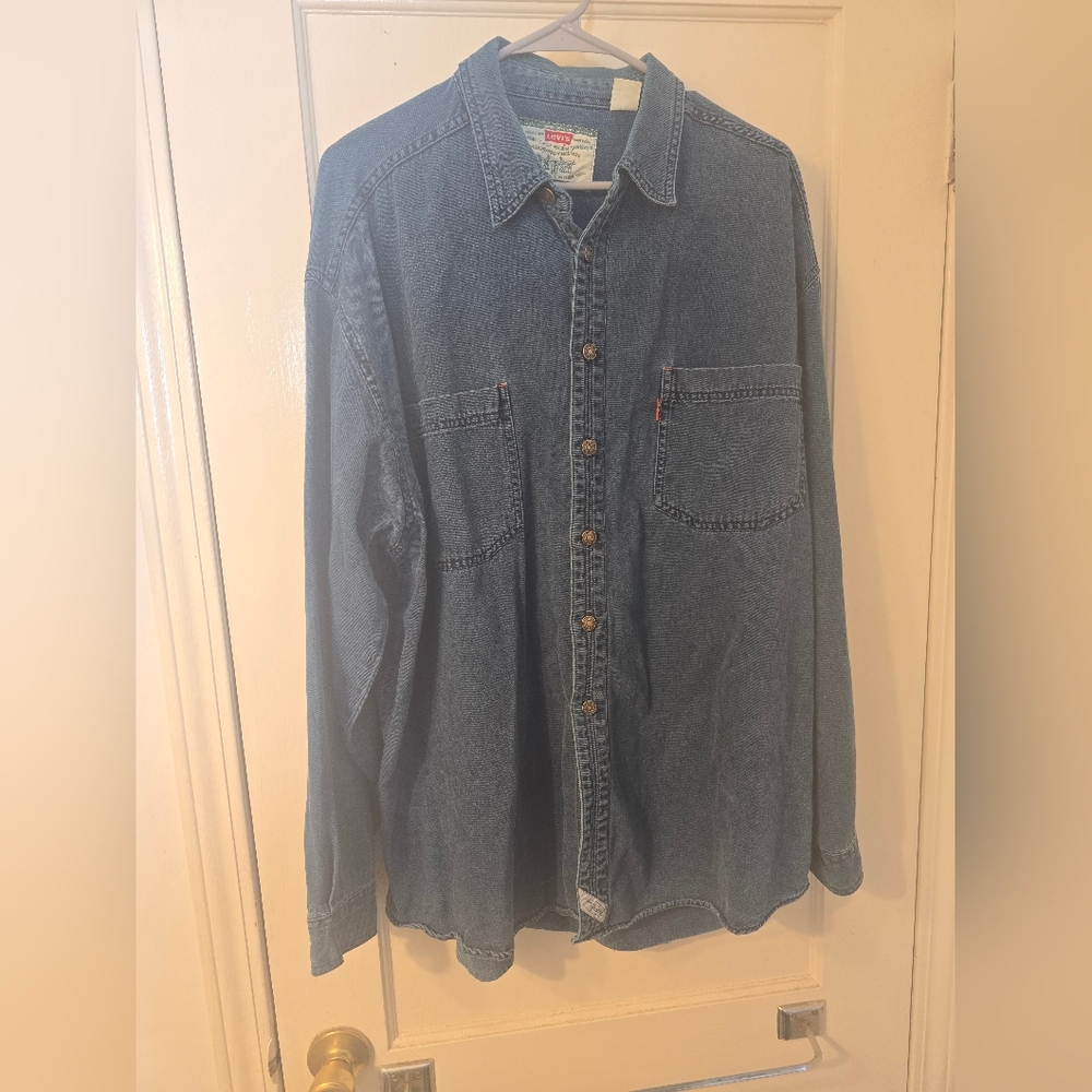 Vintage Levi's Men's Dark Blue Casual Shirt